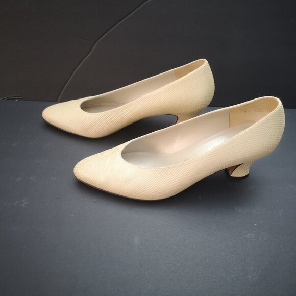 Thomas Wallace Ladies Size 7 Ivory Faux Leather Low Heel Pump Shoes - Picture 2 of 8